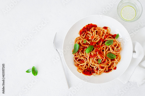 Obraz na płótnie spaghetti with tomato sauce, traditional italian pasta w salonie