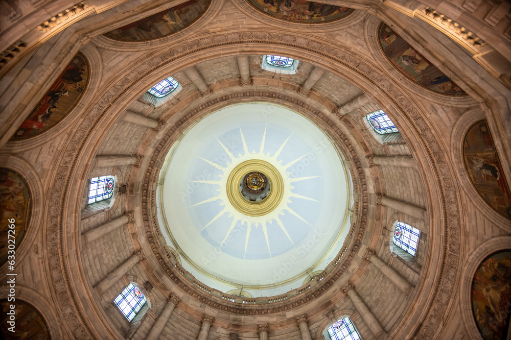 Inside of the dome of Victoria memorial, Calcutta. It was built between 1906 and 1921 by the British government. It is dedicated to the memory of Queen Victoria, Empress of India from 1876 to 1901.