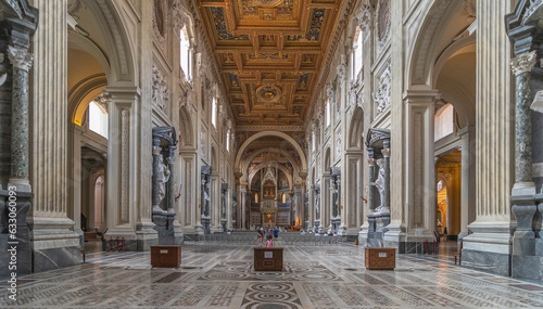 Intérieur de la Basilique Saint-Jean-de-Latran à Rome, Italie.