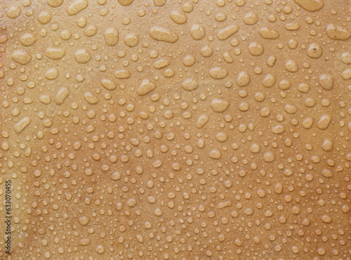 Gouttes d'eau sur une terrasse vernie