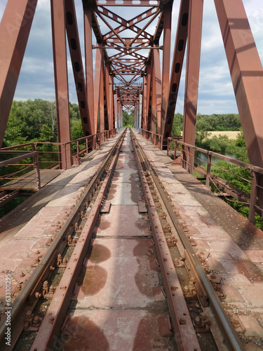 Obraz na płótnie Railway bridge over the river in summer w salonie
