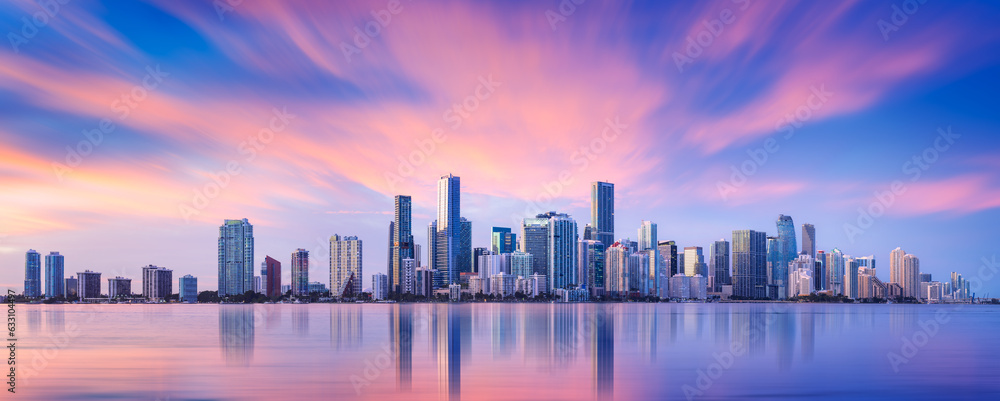 Obraz premium the skyline of miami during sunset