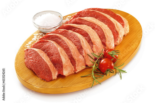 forma de madeira com fatias de carne bovina acompanhado de sal grosso e tomates em fundo branco - picanha fatia crua