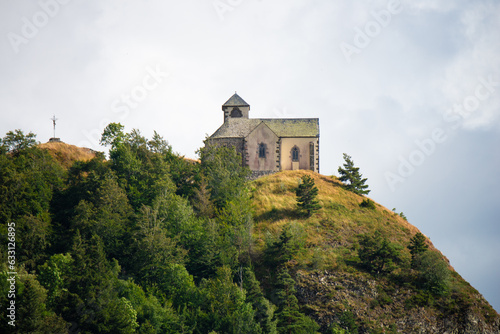 Chapelle Notre-Dame-de-Valentine et petit calvaire sur la gauche, Ségur-les-villas, Cnatal, Auvergene, France