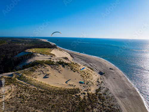 Parapentes au dessus de la dune du Pyla Photo en drone