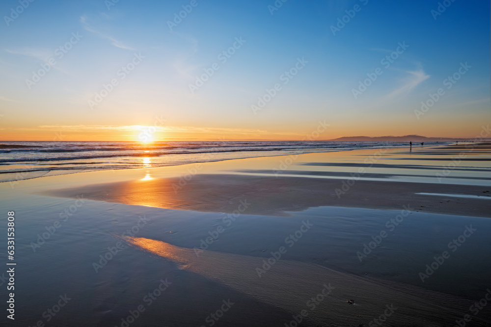 Fototapeta premium Atlantic ocean sunset with surging waves at Fonte da Telha beach, Portugal