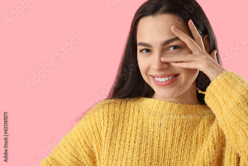 Beautiful young woman on pi...