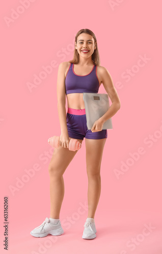 Sporty young woman with sca...