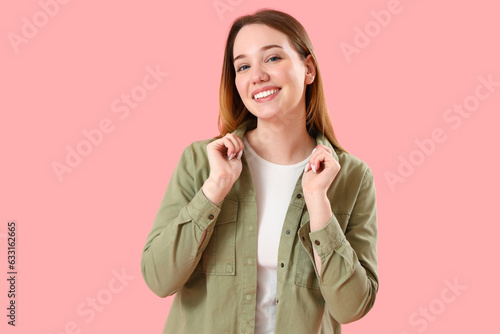 Beautiful young woman on pi...