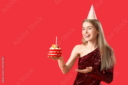 Young woman with birthday c...