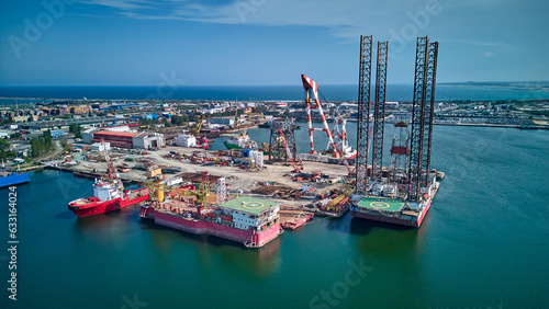 Cuadro en lienzo Aerial view of oil platforms anchored in the city harbor for repair