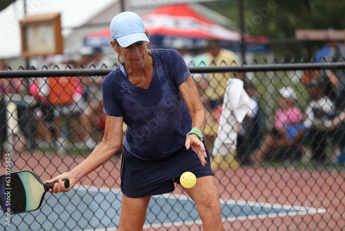 Fotografie senior pickleball serve