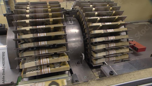 대한민국의 한국조폐공사에서 종이 화폐를 만드는 과정을 보여주는 영상