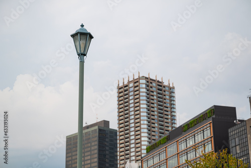 日本の大阪市内（中之島公園付近）の高層ビルと街灯 