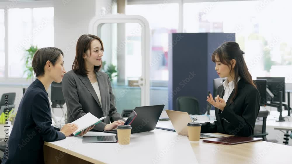ミーティングする女性会社員グループ ミーティングする女性会社員グループ