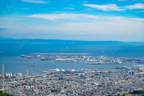 日本の神戸市にある六甲山山頂からみた神戸空港と神戸港