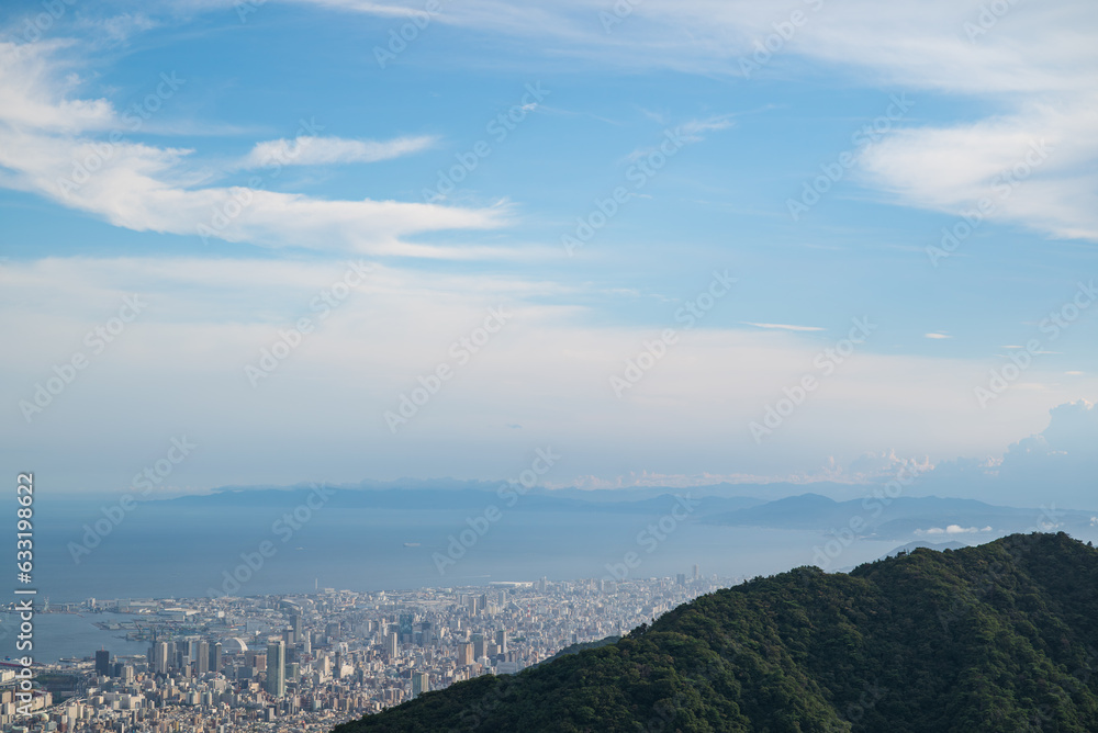 日本の神戸市にある六甲山山頂からみた神戸市内と淡路島の様子。