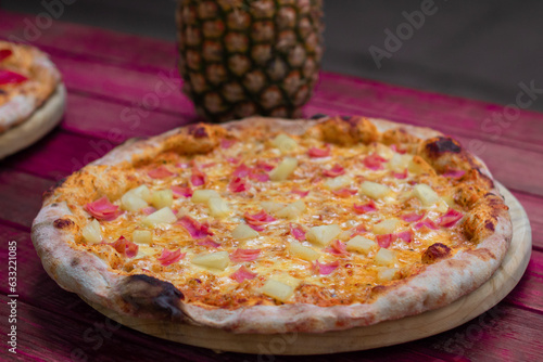 Mesa con Pizza Hawaiana (2) photo