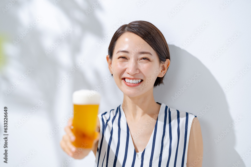 ビールを飲む女性