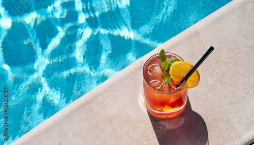 Fotografía Refreshing cocktail by the pool on a sunny day, the perfect summer vacation