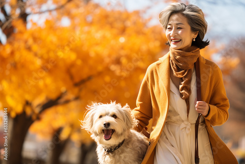 Tableau sur toile 秋の散歩を楽しむシニア女性とペットの愛犬