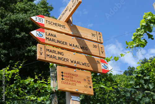 Unterwegs auf dem Marlinger Waalweg bei Meran in Südtirol