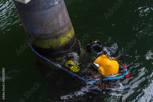 Kiel, Deutschland, August 2023 Hafenimpressionen ein Berufstaucher kontrrolliert die Poller einer Anlegestelle auf eventuelle Schäden