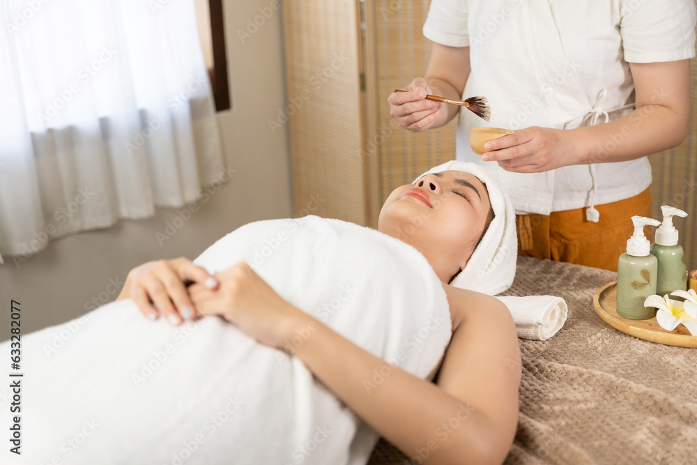Obraz premium Beautiful Asian woman getting a relaxing massage in a spa environment aroma therapy beauty treatment spa service concept young woman lying in bed