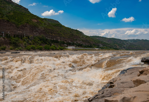 Hukou waterfall at horizontal composition