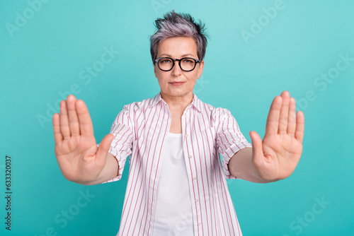 Slika na platnu Photo of retired woman recruiter announce stop hiring interns company advertisem