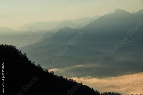 Blick vom Dobratsch in Kärnten in Österreich am Morgen im Herbst photo