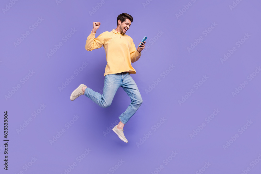 Φωτογραφία Full body length cadre of funky jump student guy blogger fist up his love girlfr
