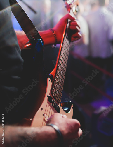 Murais de parede Concert view of an electric guitar player with vocalist and rock band performing