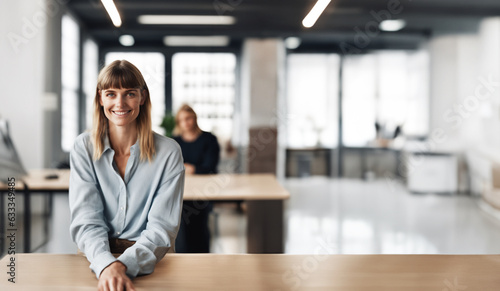  immagine di giovane donna in abbigliamento informale, ambiente di lavoro luminoso e spazioso alle spalle