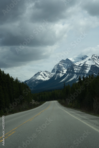 Straße mit Blick auf die Berge