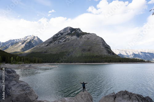 Mann auf einem Fels am Lake Minnewanka