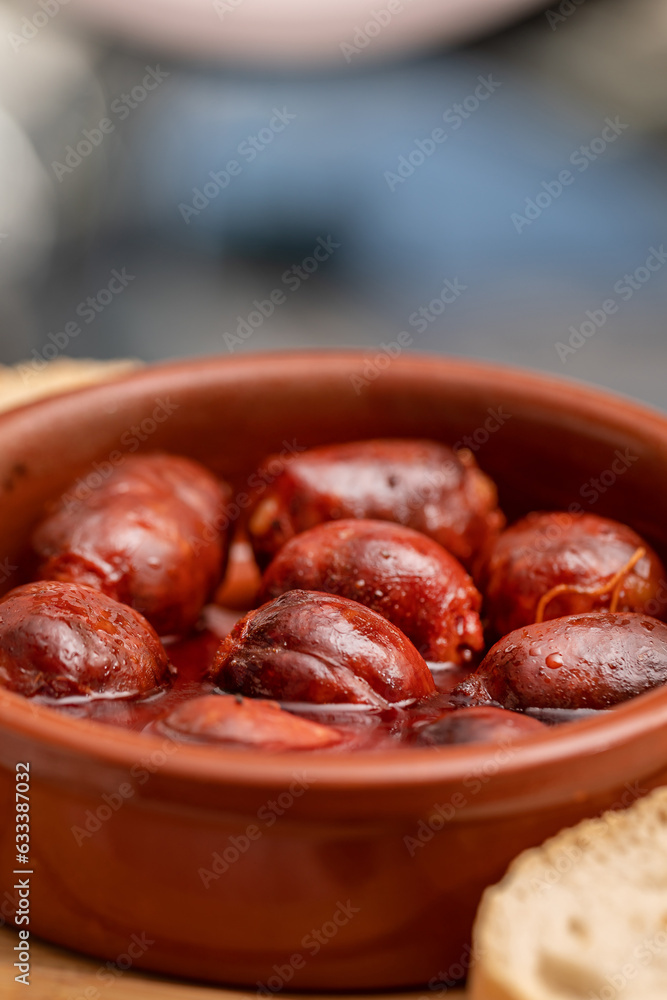 Fototapeta premium tabla de comida chorizo con pan