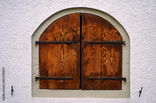 historisches nostalgisches Fenster eines Bauernhauses