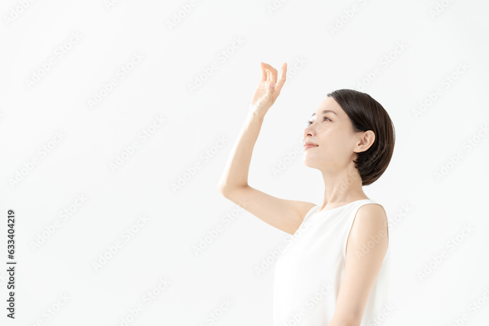 日差しを浴びる女性