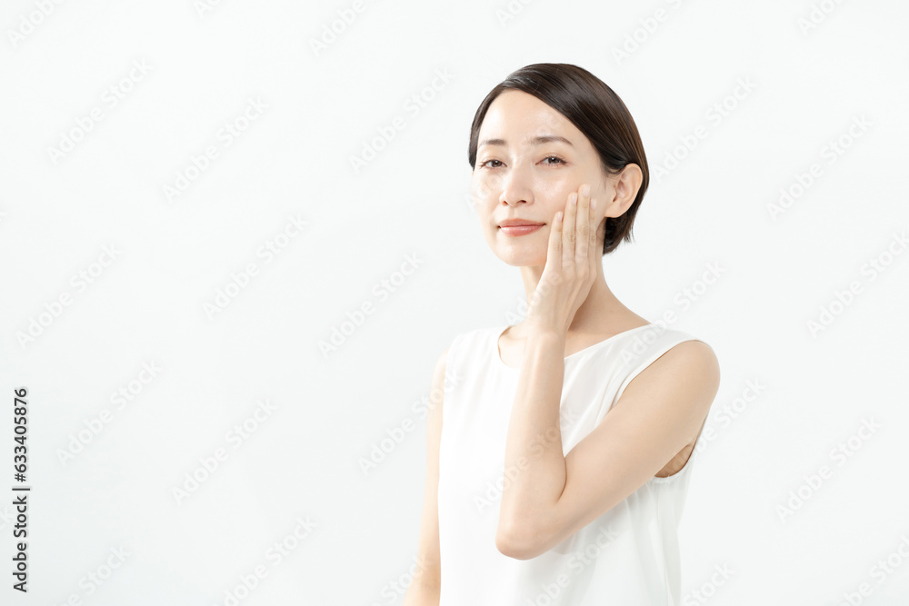 スキンケアをするミドル女性 スキンケアをするミドル女性
