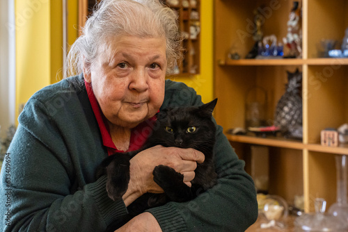 Donna anziana con gatto photo