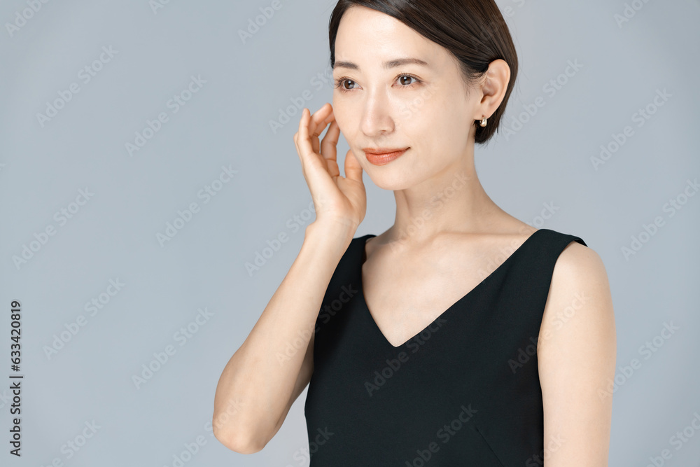 肌の潤いを実感する女性 肌の潤いを実感する女性