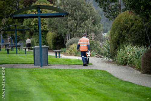 Foto council worker with a leaf blower in a park