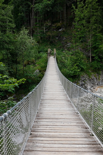 Hängebrücke am Hintersee im Berchtesgadener Land in Bayern