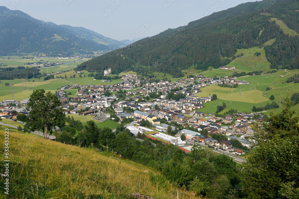 Blick auf den Ort Kaprun im Salzburger Land in Österreich