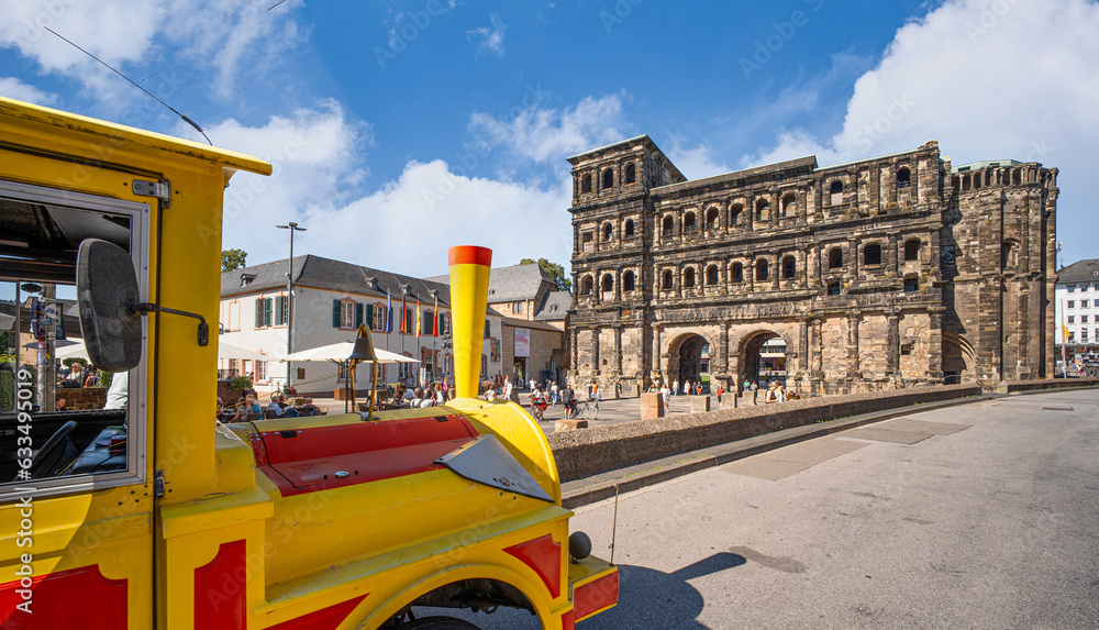 Obraz premium Porta Nigra Trier mit Touristenbahn