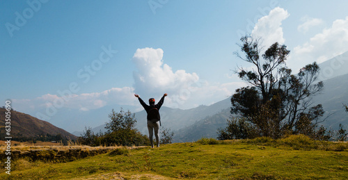 mujer joven de pie brazos abiertos enfocado con mochila en el camino el amanecer en verano. Paisaje con chica deportiva en la cima de la montaña, bosque, colinas, cielo blancos con nubes, Viaje, photo