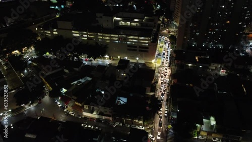Visão aérea do bairro da Barra Funda em uma noite de trânsito de 2023.  photo