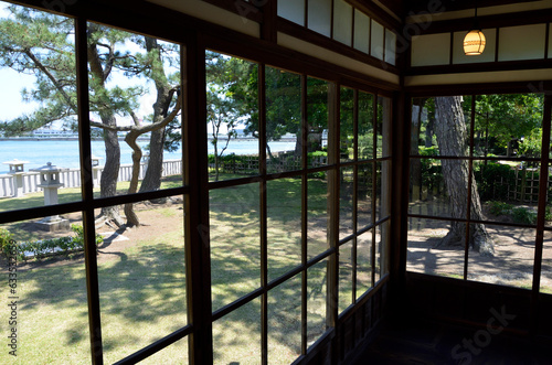 廊下とガラス戸　旧伊東博文金沢別邸　渡り廊下