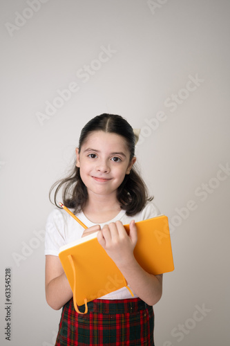 Niña estudiante con cuaderno